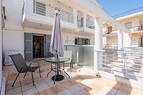 Filiatra Cozy Cental Retreats With Balconies