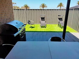 Modern & Cosey 4bedroom House Walk to Beach