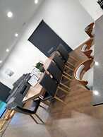 Modern & Cosey 4bedroom House Walk to Beach