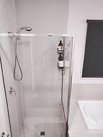 Modern & Cosey 4bedroom House Walk to Beach