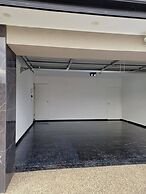 Modern & Cosey 4bedroom House Walk to Beach