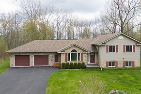 Cozy 4BR Retreat in Quinte West BBQ Backyard