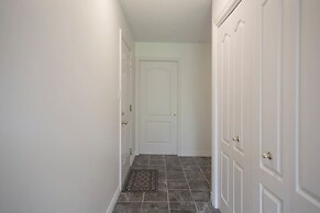Cozy 4BR Retreat in Quinte West BBQ Backyard
