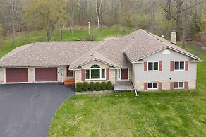 Cozy 4BR Retreat in Quinte West BBQ Backyard