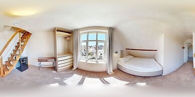 Central Guest House - Private Bathroom