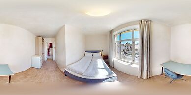 Central Guest House - Private Bathroom
