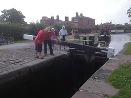 Stone - Boat - Sleeps 4 - Pet Friendly-85ws