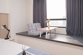Comfortable Studio Room at Collins Boulevard Apartment