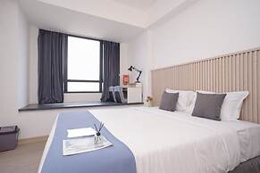 Warm Cozy Studio Room at Collins Boulevard Apartment