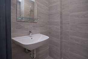 Warm Cozy Studio Room at Collins Boulevard Apartment