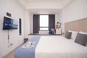 Warm Cozy Studio Room at Collins Boulevard Apartment