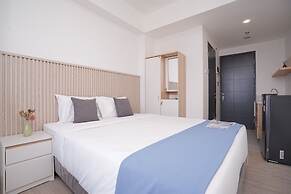 Warm Cozy Studio Room at Collins Boulevard Apartment