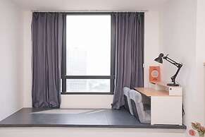 Warm Cozy Studio Room at Collins Boulevard Apartment