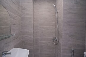 Warm Cozy Studio Room at Collins Boulevard Apartment