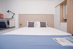 Warm Cozy Studio Room at Collins Boulevard Apartment