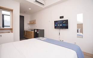 Warm Cozy Studio Room at Collins Boulevard Apartment