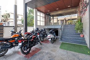 Treebo Riddhi Paradise - 15 mins from Airport