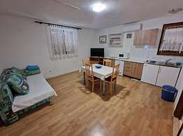 Lora Apartments Gradac