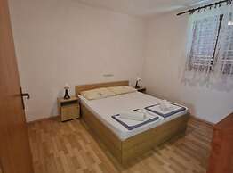 Lora Apartments Gradac