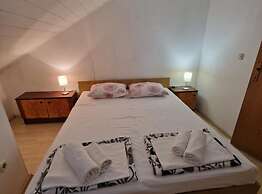 Lora Apartments Gradac