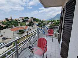 Lora Apartments Gradac