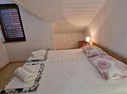 Lora Apartments Gradac