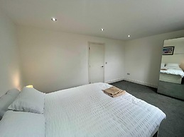 Spacious 4-bed House - Sleeps 11, Garden & Parking