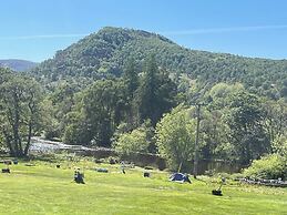 Spacious Yurt - Sleeps 2 -river and Mountain View