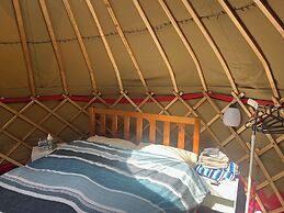 Spacious Yurt - Sleeps 2 -river and Mountain View