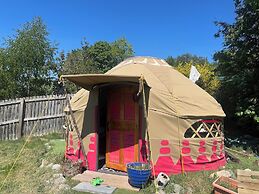 Spacious Yurt - Sleeps 2 -river and Mountain View