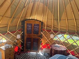 Spacious Yurt - Sleeps 2 -river and Mountain View
