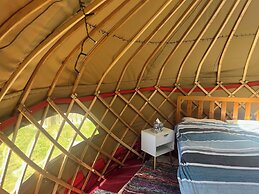 Spacious Yurt - Sleeps 2 -river and Mountain View