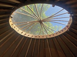 Spacious Yurt - Sleeps 2 -river and Mountain View