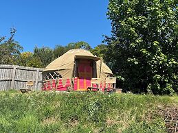 Spacious Yurt - Sleeps 2 -river and Mountain View