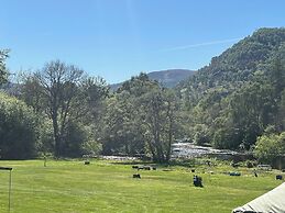 Spacious Yurt - Sleeps 2 -river and Mountain View