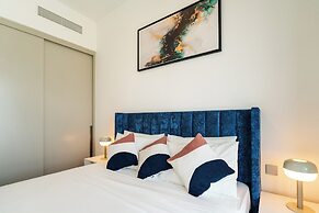 Burj Khalifa & Fountain View | Living & Bedroom