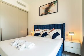 Burj Khalifa & Fountain View | Living & Bedroom