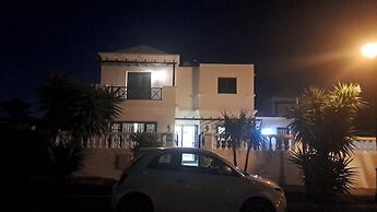 Luxury Villa - Sleeps 4, Hottub Jacuzzi & Parking