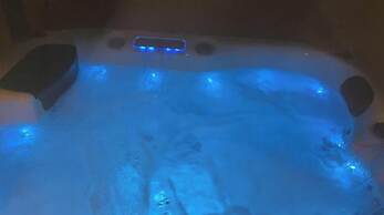 Luxury Villa - Sleeps 4, Hottub Jacuzzi & Parking