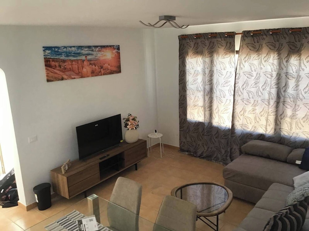 Luxury Villa - Sleeps 4, Hottub Jacuzzi & Parking
