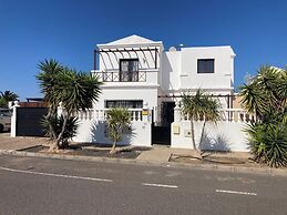 Luxury Villa - Sleeps 4, Hottub Jacuzzi & Parking