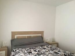 Luxury Villa - Sleeps 4, Hottub Jacuzzi & Parking