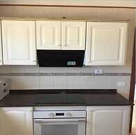 Luxury Villa - Sleeps 4, Hottub Jacuzzi & Parking
