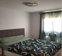 Luxury Villa - Sleeps 4, Hottub Jacuzzi & Parking