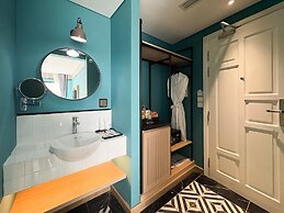 A25 Premium Hotel - 130 Ba Trieu