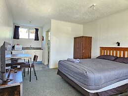 45 On Avenal Motel