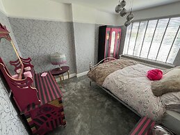 Cardiff - Sleeps 7 - Parking - Jacuzzi - Garden