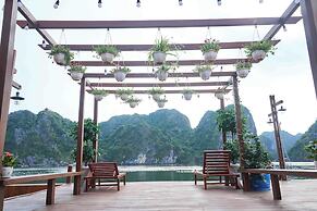 Lan Ha Floating Homestay