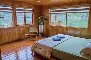 Lan Ha Floating Homestay