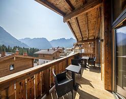 Stylish Alpine Chalet With Carport